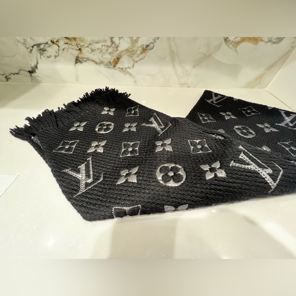 LOUIS VUITTON Winter Scarf Logo Mania Monogram Wool Silk Black & Silver - Picture 2 of 7